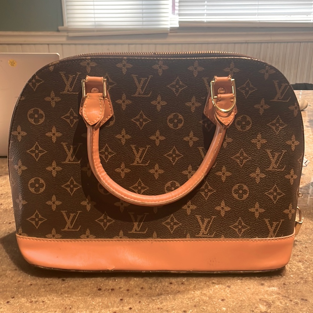 Used Louis Vuitton 12 years old. I lost the key and the inside is stained.